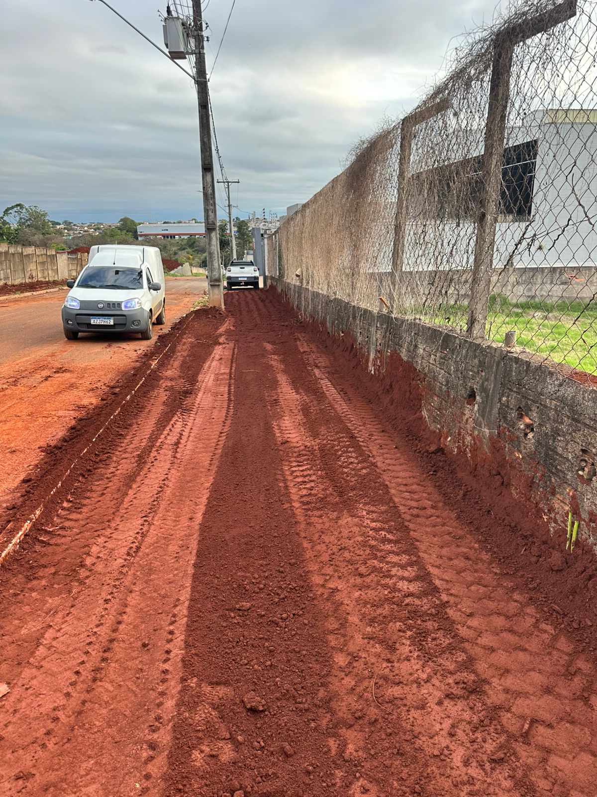 Acesso com solo vermelho compactado