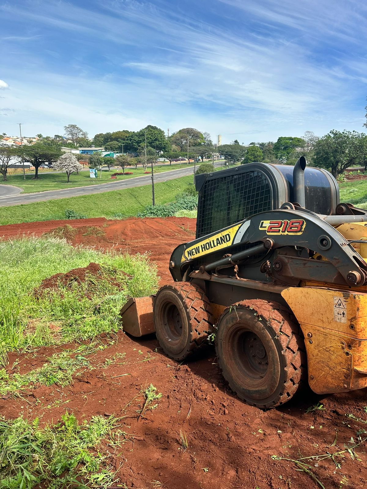 Servico de terraplanagem em andamento
